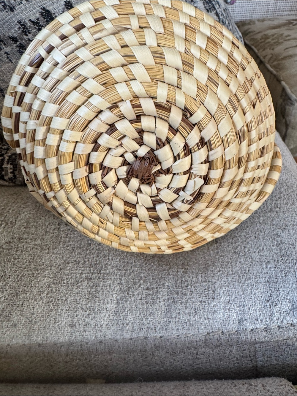 Handwoven Natural Seagrass Basket with swirl handle - Charleston, SC Gulla - Picture 3 of 3